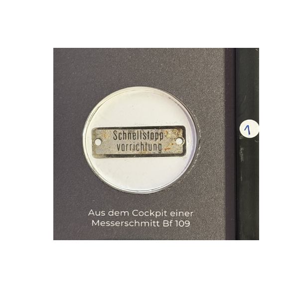 -1- Messerschmitt Bf 109 Shadow Box mit Original Cockpit Schild