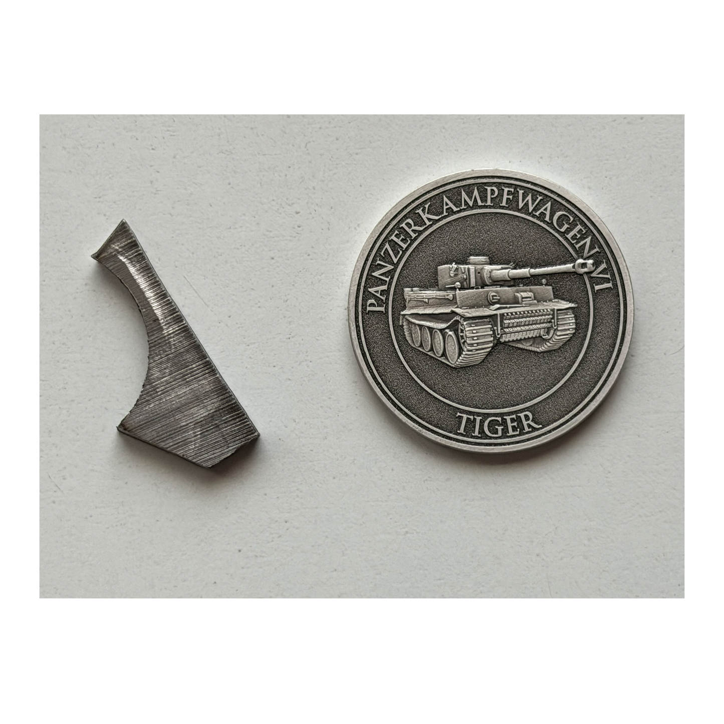 Panzerkampfwagen VI „Tiger I“ – Exklusiver Sammlerrahmen mit Original-Kettenfragment & Silber-Coin